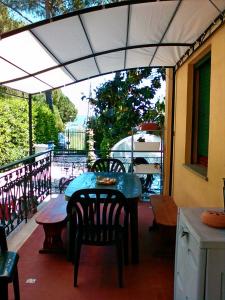 a patio with a table and chairs on a balcony at Residenza Montevile di Spaccini Gabriella in Ponte San Giovanni