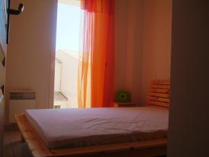 a bedroom with a bed and a window at T3 vue mer et plage, avec wifi et parking in Saint Pierre La Mer +37 photos