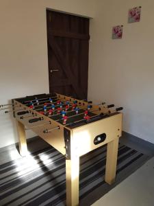 HergartenにあるFerienhaus Krukの木製テーブル(チェスボード付)