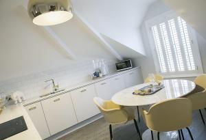 cocina con mesa y sillas en una habitación en Sanderson Suites en Harrogate