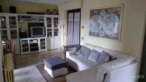 蓬泰聖喬凡尼的住宿－Residenza Montevile di Spaccini Gabriella，客厅配有白色沙发和电视