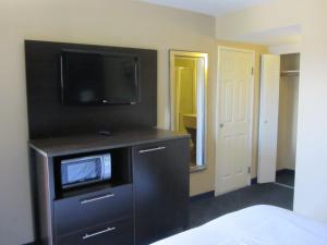 A television and/or entertainment centre at Howard Johnson by Wyndham Odessa TX