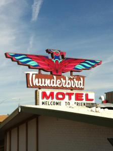 una señal para un motel en la parte superior de un edificio en Thunderbird Motel, en Elko