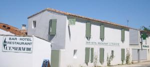 a white building with a sign for a bar hotel respondentknife at Le Concept Hotel in Les Portes