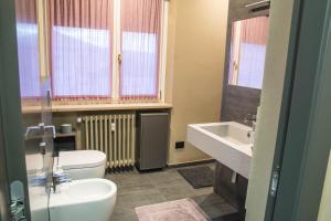 a bathroom with a toilet and a sink at CameLia in Ivrea