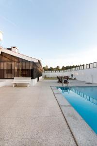 Bazén v ubytování 4 bedroom Luxury Villa - riverside & beachside nebo v jeho okolí