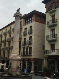 una gran fuente frente a un edificio en Apartamentos Turisticos Torico Amantes, en Teruel
