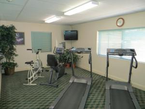 siłownia z bieżniami i sprzętem do ćwiczeń w pokoju w obiekcie Fairview Inn & Suites Mobile w mieście Mobile