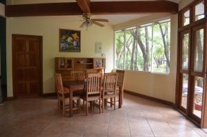 a dining room with a table and chairs at Panama, Playa el Coco in Escameca