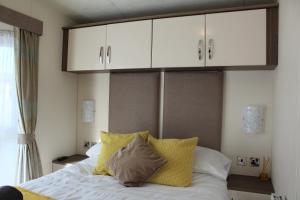 Moonlight Ridge -2 bedroom lodge with hot tub tesisinde bir odada yatak veya yataklar