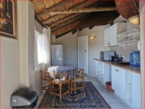 eine Küche mit einem Tisch und Stühlen im Zimmer in der Unterkunft Riverside Manor in Nottingham Road