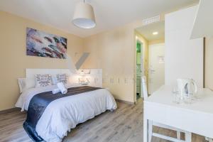 1 dormitorio con 1 cama grande y baño en AYZ Villegas - Auto check-in property, en Madrid