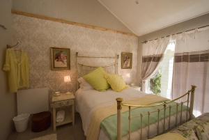 een slaapkamer met een bed en een raam bij Mont Rouge in Clarens