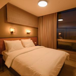 Postel nebo postele na pokoji v ubytování Luxury Suites by Notaly Ariel