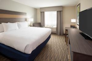 GrandStay Hotel & Suites房間的床