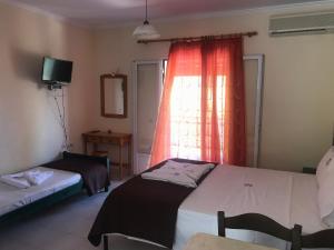 - une chambre avec 2 lits et une fenêtre dans l'établissement Villa Miranda, à Kerion