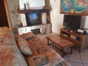 TV a/nebo společenská místnost v ubytování la maison de pierre