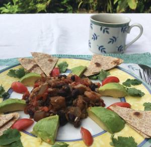 een bord eten op een tafel met een kopje koffie bij Eden Atenas Costa Rica in Atenas