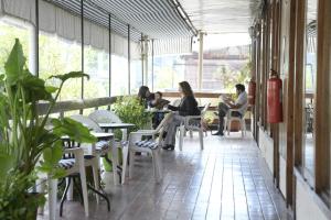 un grupo de personas sentadas en mesas en un restaurante en Dptos Castelar en Viña del Mar