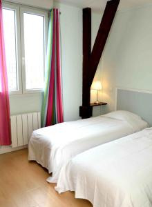 Un pat sau paturi într-o cameră la Apparthotel Douai Gare