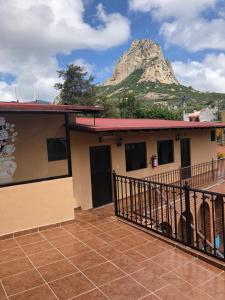 a house with a mountain in the background at Posada Quinta Alejandra in Bernal