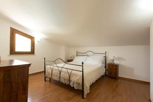Schlafzimmer mit einem Bett und Holzboden in der Unterkunft Villa Calaforno in Giarratana