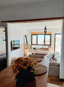 salon ze stołem i kanapą w obiekcie Los Ancones Apartment w Costa Teguise