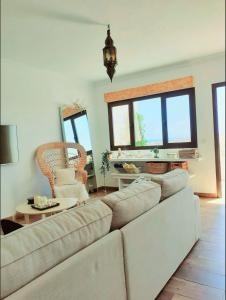 salon z kanapą i stołem w obiekcie Los Ancones Apartment w Costa Teguise