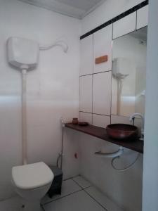 y baño con aseo y lavamanos. en Chalés Savi, en Vale do Capao