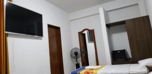 Schlafzimmer mit einem Flachbild-TV an der Wand in der Unterkunft Qallwa Casma in Casma