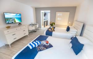 ein Schlafzimmer mit einem großen Bett und einem TV in der Unterkunft Waterside Hotel and Suites in Miami Beach