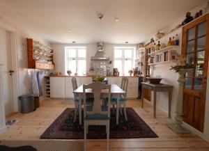 a kitchen with a table and chairs in it at Beletage in Bølshavn