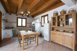 Ett kök eller pentry på Villa Calaforno