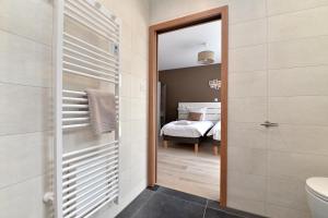 a bathroom with a door leading to a bedroom at Gîte de Munt'Z SPA, Sauna, piscine, proche de Colmar in Muntzenheim +51 photos