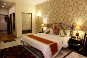 Postel nebo postele na pokoji v ubytování Suryaa Villa - A Boutique Heritage Hotel