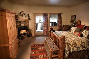 En eller flere senge i et værelse på Daniels Summit Lodge