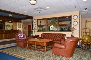a waiting room with leather furniture and a table at Manchester Inn & Suites in Manchester