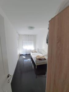 Habitación con 2 camas en una habitación con pasillo en Villa Buna, en Buna