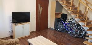 GoraTwins guest house near Boryspil airport في Hora: غرفة معيشة مع دراجات متوقفة بجوار درج
