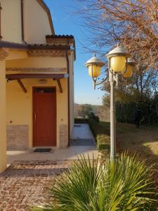 een lantaarnpaal voor een huis met een deur bij Agriturismo Vallelunga in Ancona