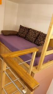 ławkę w pokoju z fioletowym materacem w obiekcie Studio Mali Jadran w Splicie
