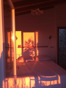 1 dormitorio con cama y ventana en Nel Cielo... di Barga en Barga