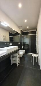 une salle de bain avec un lavabo, des toilettes et une baignoire dans l'établissement Palazzo del Verga, à Catane 60 autres photos