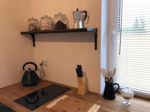 cocina con encimera, fogones y estante en Apartament Parion en Lublin