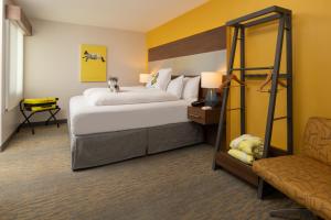 um quarto de hotel com uma cama e uma cadeira em Staypineapple, Hotel Z, Gaslamp San Diego em San Diego