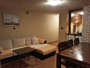 un soggiorno con divano e tavolo di Apartments Lanmari a Risan