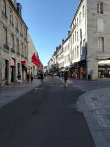 una calle de la ciudad con edificios y gente caminando por la calle en Appartement hyper centre ville au calme en Besançon