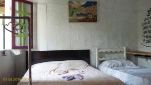 Ένα ή περισσότερα κρεβάτια σε δωμάτιο στο Quitinetes Rusticas Junto a Natureza - Bruxas e Bruxos