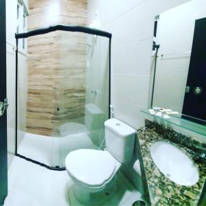 uma casa de banho com um WC, um lavatório e um chuveiro em POUSADA PONTAL DO AGRESTE em Itabaiana
