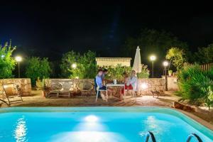 Bazén v ubytování B&B Mandorla Amara nebo v jeho okolí